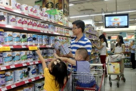 Người tiêu dùng chọn mua sản phẩm sữa tại siêu thị. (Ảnh: Thanh Vũ/TTXVN)