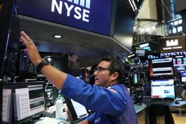 Giao dịch viên làm việc tại Sàn giao dịch chứng khoán New York của Mỹ. (Ảnh: AFP/TTXVN)