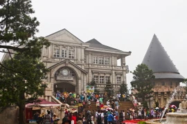 Vẻ đẹp kiến trúc mang đậm chất cổ điển trên đỉnh Bà Nà chìm trong sương càng tôn thêm vẻ lãng mạn và bí ẩn, cuốn hút du khách thập phương. (Ảnh: Trọng Đạt/TTXVN)