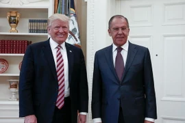 Tổng thống Mỹ Donald Trump (trái) tiếp Ngoại trưởng Nga Sergei Lavrov (phải) tại Washington, DC ngày 10/5 vừa qua. (Ảnh: EPA/TTXVN)