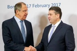 Ngoại trưởng Nga Sergei Lavrov (trái) và Ngoại trưởng Đức Sigmar Gabriel (phải) tại Hội nghị Ngoại trưởng Nhóm G20 ở Bonn (Đức) ngày 16/2. (Ảnh: EPA/TTXVN) 
