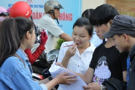 Các thí sinh trao đổi sau môn thi Sinh học tại điểm thi do Trường Đại học Tây Nguyên tổ chức. (Ảnh: Dương Giang/TTXVN)