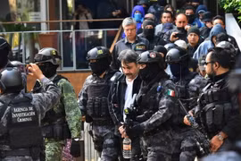 Cảnh sát Mexico bắt giữ tội phạm ma túy ở Mexico City. (Ảnh: AFP/TTXVN)