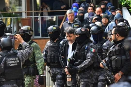 Cảnh sát Mexico bắt giữ tội phạm ma túy ở Mexico City. (Ảnh: AFP/TTXVN)