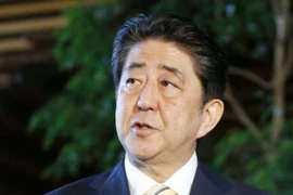 Thủ tướng Nhật Bản Shinzo Abe phát biểu với báo giới ở Tokyo trước khi tới Nga dự Diễn đàn kinh tế phương Đông ngày 6/9. (Ảnh: Kyodo/TTXVN)