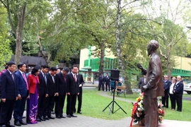 Đoàn đại biểu Đảng Cộng sản Việt Nam đặt vòng hoa tại tượng đài Hồ Chí Minh ở thành phố Zalaegerszeg. (Ảnh: Trần Quang/Vietnam+) 