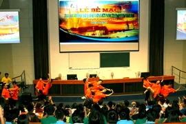 Múa tập thể tại Lễ bế mạc Trại Hè. (Ảnh: Trần Quang Vinh/Vietnam+)