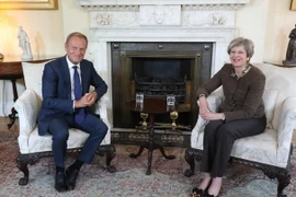Thủ tướng Anh Theresa May (ảnh, phải) đã có cuộc hội đàm với Chủ tịch Hội đồng châu Âu Donald Tusk (ảnh, trái) tại Phủ Thủ tướng ở London. (Ảnh: AFP/TTXVN)