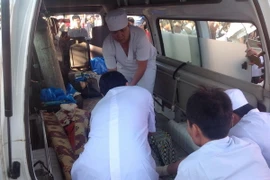 Các y, bác sỹ đang tích cực sơ cấp cứu các nạn nhân. (Ảnh: Hoài Nam/TTXVN)