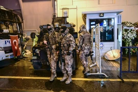 Cảnh sát Thổ Nhĩ Kỳ gác tại Lãnh sự quán Nga ở Istanbul. (Ảnh: AFP/TTXVN)