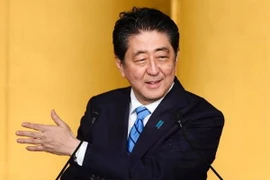 Thủ tướng Nhật Bản Shinzo Abe phát biểu với báo giới tại Tokyo ngày 28/9. (Ảnh: Kyodo/TTXVN)