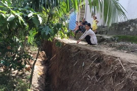 Đất bị sụt lún sâu sau nhà một hộ gia đình. (Ảnh minh họa: Huyền Trang/TTXVN)