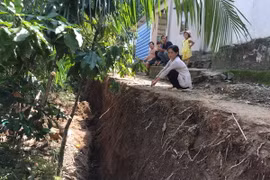 Đất bị sụt lún sâu sau nhà một hộ gia đình. (Ảnh minh họa: Huyền Trang/TTXVN)