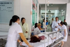 Các y, bác sỹ khẩn trương cấp cứu tại Bệnh viện đa khoa 115 Nghệ An. (Ảnh: Tá Chuyên/TTXVN)