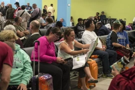 Sơ tán người dân khỏi sân bay Fort Lauderdale-Hollywood trong thời điểm diễn ra vụ xả súng. (Ảnh: AFP/TTXVN)