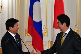 Thủ tướng Nhật Bản Shinzo Abe - bên phải và Thủ tướng Lào Thongloun Sisolith. (Ảnh: AFP/TTXVN)