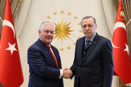 Ngoại trưởng Mỹ Rex Tillerson và Tổng thống Thổ Nhĩ Kỳ Tayyip Erdogan. (Ảnh: EPA/TTXVN)