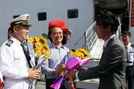 Đại diện lãnh đạo Sở Du lịch Đà Nẵng tặng hoa chúc mừng các du khách trên tàu Chinese Taishan đến xông đất Đà Nẵng. (Ảnh: Trần Lê Lâm/TTXVN)