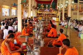 Ban Chỉ đạo Tây Nam Bộ thăm, chúc Tết và tặng quà các chùa và sư sãi, chức sắc tôn giáo, đồng bào Khmer nhân Tết Chôl Chnăm Thmây năm 2016. (Ảnh: Trung Hiếu/TTXVN)