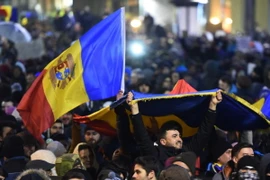 Người biểu tình tại Bucharest. (Ảnh: AFP/TTXVN)