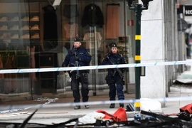 Cảnh sát Thụy Điển gác tại hiện trường vụ tấn công xe tải ở Stockholm. (Ảnh: AFP/TTXVN)