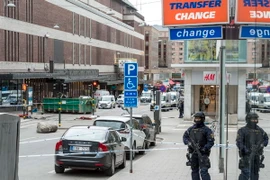 Cảnh sát Thụy Điển phong tỏa hiện trường vụ xe tải lao vào đám đông ở Stockholm, ngày 8/4. (Ảnh: THX/TTXVN)
