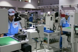 Sản xuất khuôn mẫu kim loại ở Công ty TNHH Punch Industry Manufacturing Việt Nam tại Khu công nghiệp Mỹ Phước 3. (Ảnh: Hải Âu/TTXVN)