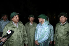 Thủ tướng Nguyễn Xuân Phúc đi kiểm tra công tác khắc phục hậu quả cơn bão số 10. (Ảnh: Thống Nhấ/TTXVN)