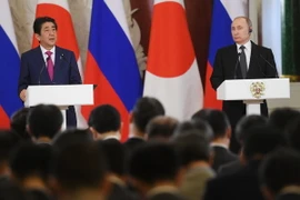 Tổng thống Nga Vladimir Putin (phải) và Thủ tướng Nhật Bản Shinzo Abe (trái) tại cuộc họp báo ở Moskva ngày 27/4. (Ảnh: AFP/TTXVN)