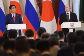 Tổng thống Nga Vladimir Putin (phải) và Thủ tướng Nhật Bản Shinzo Abe (trái) tại cuộc họp báo ở Moskva ngày 27/4. (Ảnh: AFP/TTXVN)