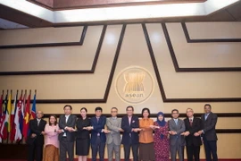 Đại diện thường trực 10 nước thành viên ASEAN, các quan chức cấp cao của Ban Thư ký ASEAN và các đại diện thuộc Bộ Ngoại giao và Tổng cục Du lịch Trung Quốc. (Ảnh: THX/TTXVN)