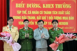 Đại diện Ban chỉ đạo phòng chống tội phạm, tệ nạn xã hội và xây dựng phong trào toàn dân bảo vệ an ninh Tổ quốc tỉnh Lai Châu biểu dương các tập thể, cá nhân có thành tích suất sắc trong vụ bắt đối tượng Lầu A Của. (Ảnh: Nguyễn Công Hải/TTXVN)