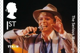 Bưu điện Hoàng gia Anh phát hành tem in hình cố nghệ sỹ David Bowie. (Ảnh: EPA/TTXVN)