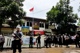 Cảnh sát Indonesia gác tại Bandung, Tây Java ngày 27/2 vừa qua. (Ảnh: THX/TTXVN)