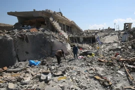 Cảnh đổ nát sau các cuộc không kích ở quận al-Jadida, tây Mosul ngày 26/3 vừa qua. (Ảnh: AFP/TTXVN)