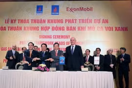 Nghi thức thực hiện Lễ ký kết thỏa thuận khung phát triển dự án điện khí từ mỏ khí Cá Voi Xanh. (Ảnh TTXVN)