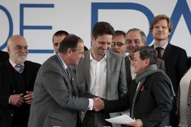 Trưởng đoàn đàm phán của Chính phủ Colombia Juan Camilo Restrepo (trái, trước) và đại diện ELN Pablo Beltrán (phải, trước) tại buổi hòa đàm ở Quito, Ecuador ngày 7/2 vừa qua. (Ảnh: EPA/TTXVN)