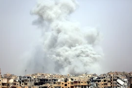Khói bốc lên sau một cuộc không kích tại Raqa, Syria ngày 28/7 vừa qua. (Ảnh: AFP/TTXVN)