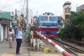 Truy tìm các đối tượng cho xe ôtô lao vào gác chắn đường sắt