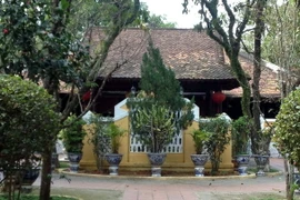 Nhà vườn Huế luôn có bức bình phong che chắn trước lối đi vào. (Ảnh: Quốc Việt/TTXVN)