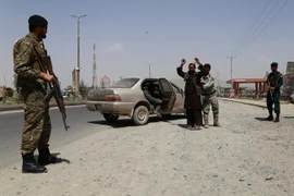 Cảnh sát Afghanistan kiểm tra an ninh tại một chốt kiểm soát ở Ghazni. (Ảnh: THX/TTXVN)