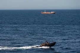 Lực lượng đặc nhiệm chống cướp biển của Pháp tuần tra tại khu vực ngoài khơi thành phố Bosasso thuộc vùng bán tự trị Puntland, Somalia. (Ảnh: EPA/TTXVN)