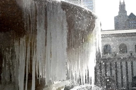 Nước bị đóng băng tại một đài phun nước công viên Bryant ở New York ngày 13/3. (Ảnh: AFP/TTXVN)