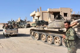 Lực lượng quân đội Syria trong chiến dịch truy quét IS ở Bughayliyah, ngoại ô Deir Ezzor. (Ảnh: AFP/TTXVN)