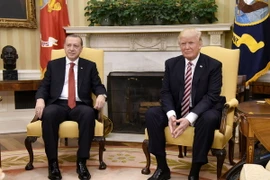 Tổng thống Mỹ Donald Trump (phải) trong cuộc hội đàm với Tổng thống Thổ Nhĩ Kỳ Recep Tayyip Erdogan (trái) tại Washington DC., ngày 16/5. (Ảnh: AFP/TTXVN)
