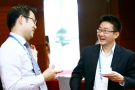 Các đại biểu đại diện các nền kinh tế APEC trao đổi bên lề hội thảo. (Ảnh: An Đăng/TTXVN )