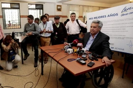 Ứng cử viên Lenín Moreno (phải) phát biểu với báo giới tại Quito ngày 3/1 vừa qua. (Ảnh: EPA/TTXVN)