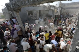 Cảnh đổ nát sau các cuộc không kích tại Hodeidah, Yemen ngày 30/10/2016. (Ảnh: AFP/TTXVN)