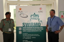 Đại tá Malaysia Kamarudzaman và ông Kirby Abbott của ICRC, đại diện Lực lượng Quân sự và An ninh của ICRC khu vực Đông Nam Á và Thái Bình Dương. (Nguồn: icrc.org)