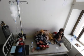Trẻ em bị suy dinh dưỡng được điều trị tại một bệnh viện ở Sanaa, Yemen ngày 18/1 vừa qua. (Ảnh: EPA/TTXVN)